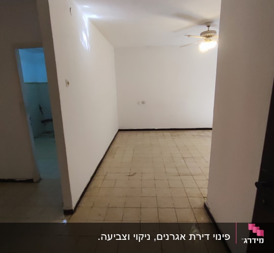 חדר ריק עם רצפת אריחים ומאוורר תקרה